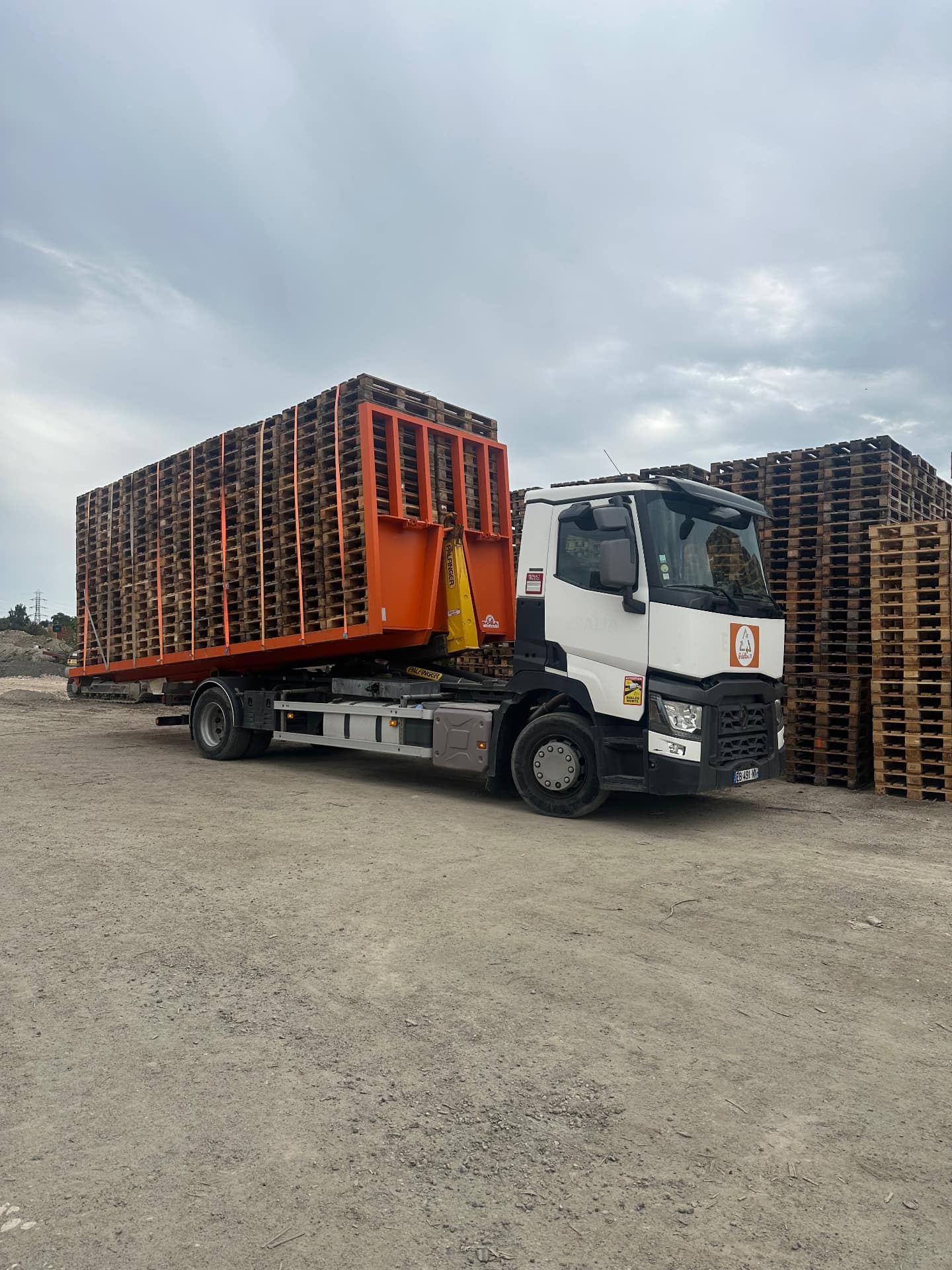 Camion de collecte de palettes bois Palettes 31 à Toulouse