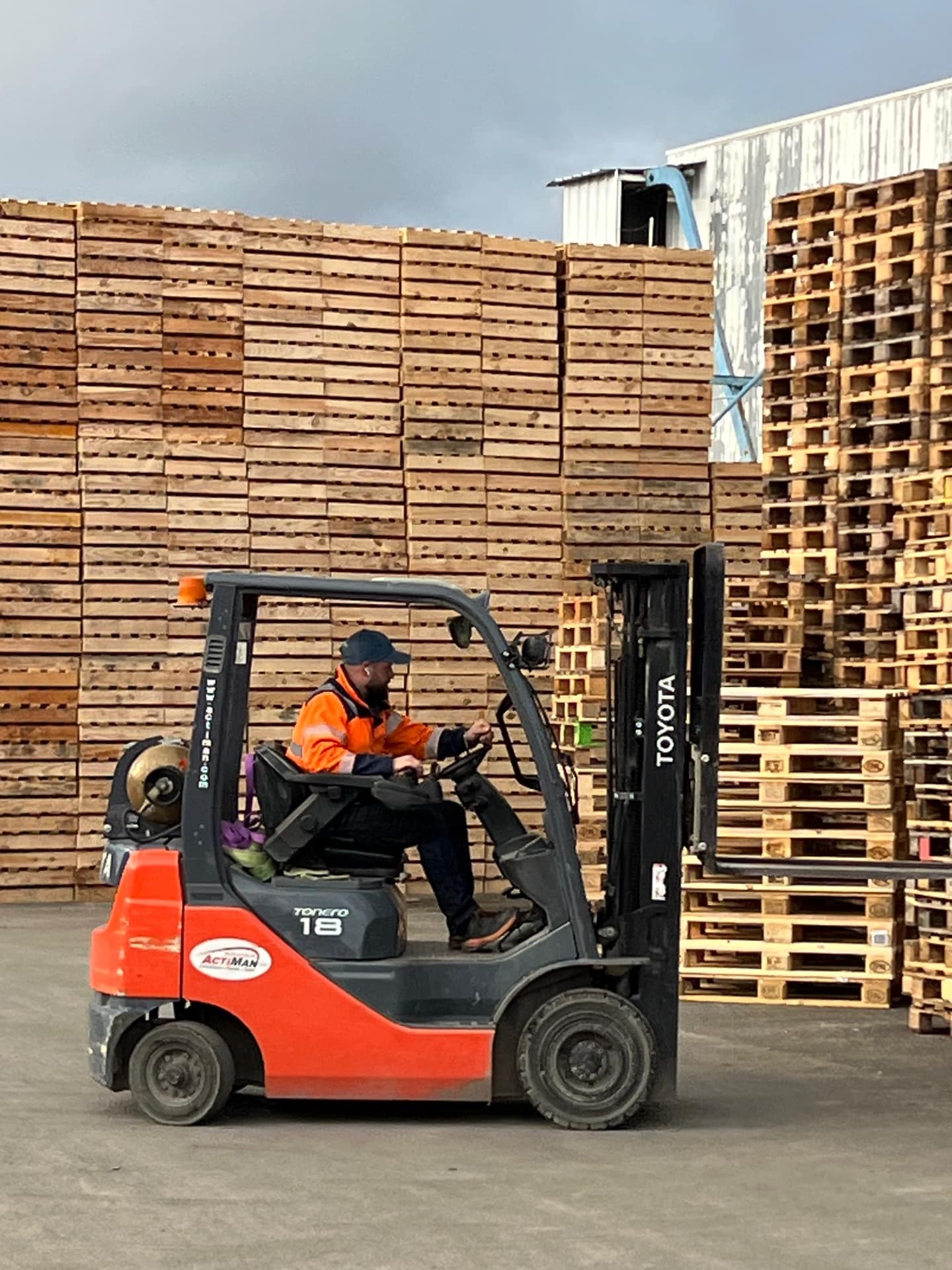 Chariot élévateur pour le tri de palettes bois chez Palettes 31 Toulouse