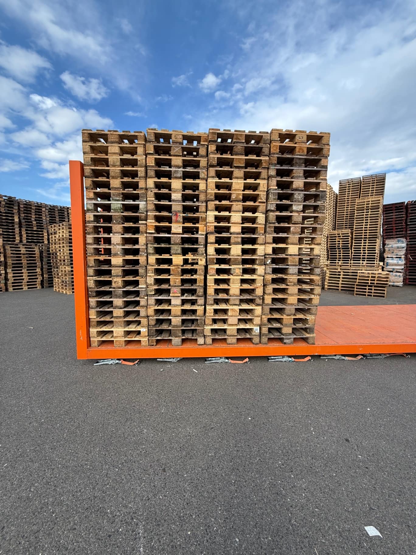 Palettes bois reconditionnées empilées sur plateau prêtes à la vente - Palettes 31 Toulouse